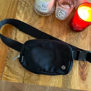 Lululemon Everywhere Belt Bag 1L - Pre-Owned.